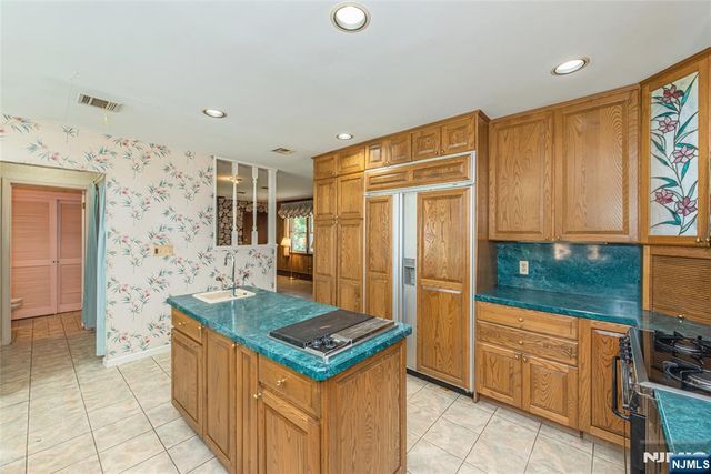 492 Blue Hill Terrace, Franklin Lakes, NJ 07417