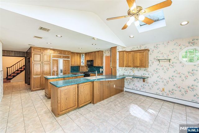 492 Blue Hill Terrace, Franklin Lakes, NJ 07417