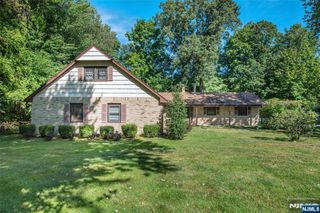 492 Blue Hill Terrace, Franklin Lakes, NJ 07417