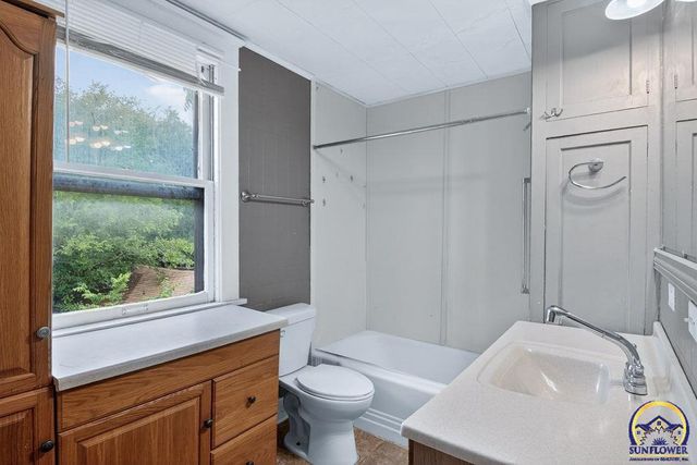 1607 SW Buchanan ST, Topeka, KS 66604