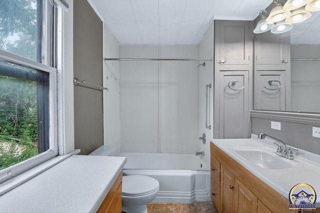 1607 SW Buchanan ST, Topeka, KS 66604
