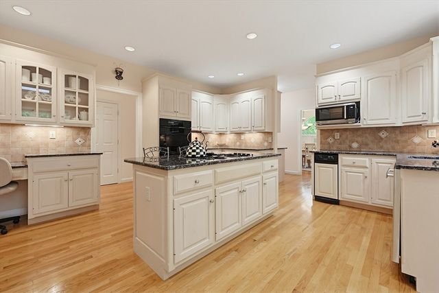 10 Timber Ledge Drive, Holliston, MA 01746