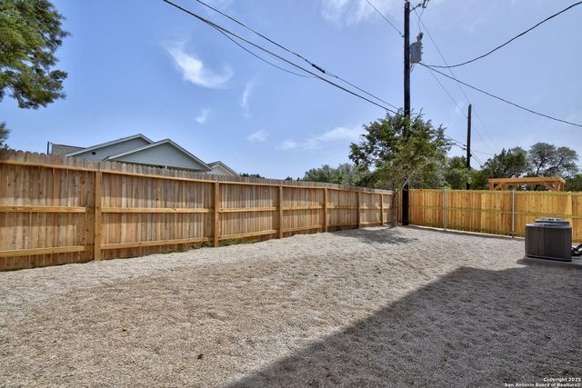 675 HUMMINGBIRD HILL, Canyon Lake, TX 78133