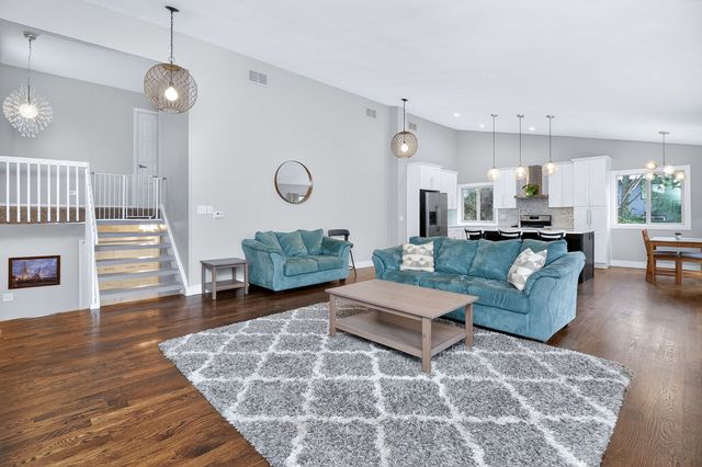 1919 Coach Drive, Naperville, IL 60565