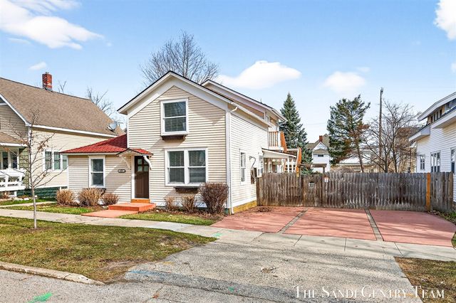 209 Clinton Avenue, Grand Haven, MI 49417