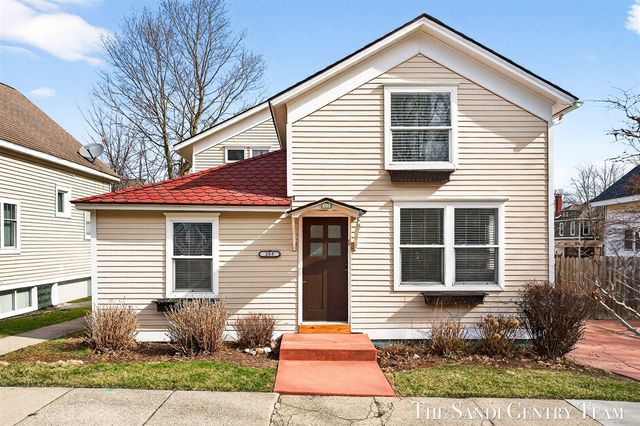 209 Clinton Avenue, Grand Haven, MI 49417