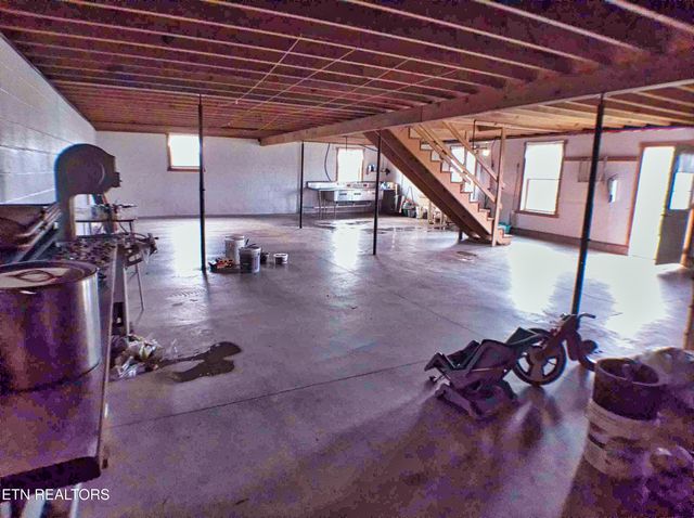 1139 Deer Lodge Hwy, Sunbright, TN 37872