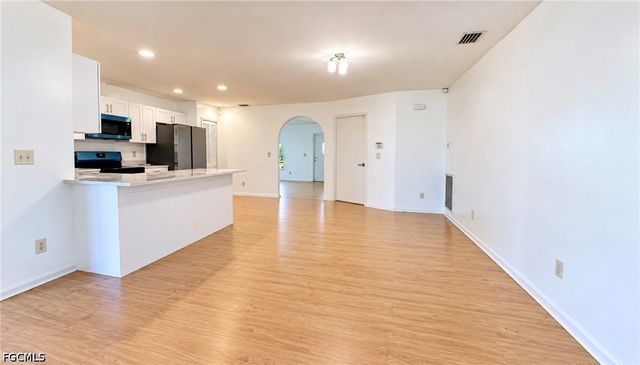 302 SE 1st PL, Cape Coral, FL 33990