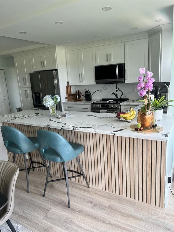 2500 NE 48th Ln 607, Fort Lauderdale, FL 33308