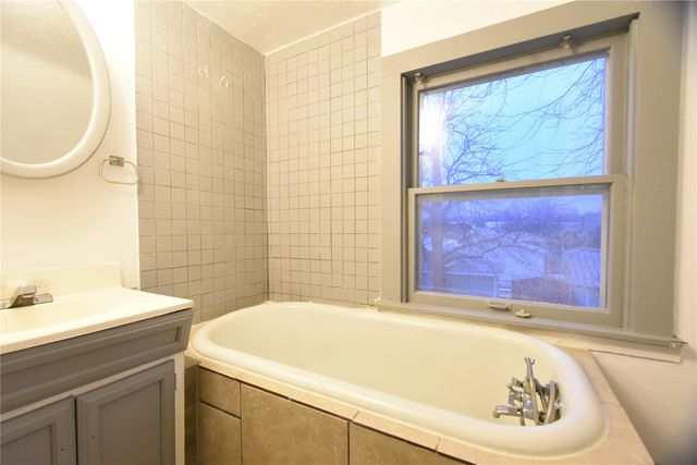 208 7TH Street SW, Cedar Rapids, IA 52404