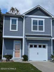 1 Acacia Road, Hampstead, NC 28443