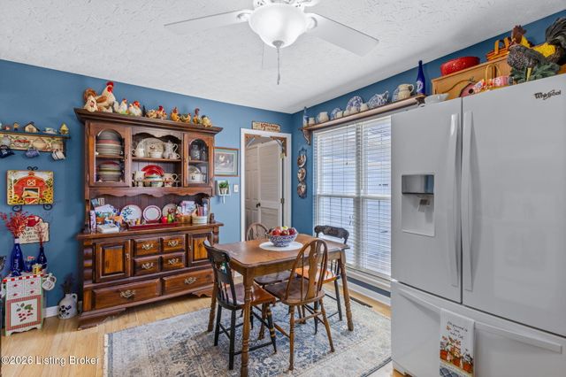 6510 Five Forks Dr, Pewee Valley, KY 40056