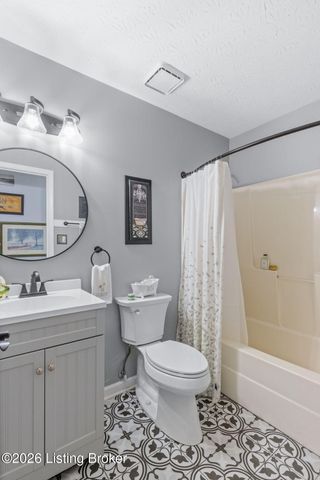 6510 Five Forks Dr, Pewee Valley, KY 40056