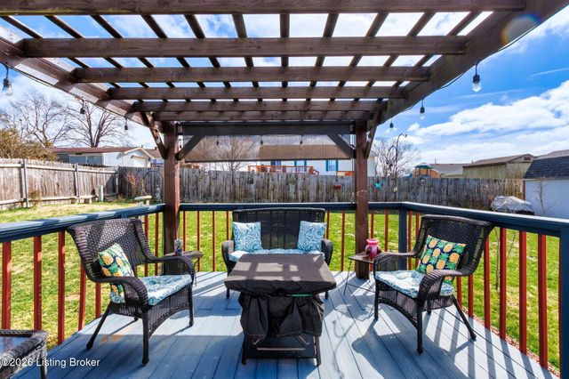 6510 Five Forks Dr, Pewee Valley, KY 40056