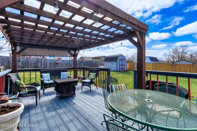 6510 Five Forks Dr, Pewee Valley, KY 40056