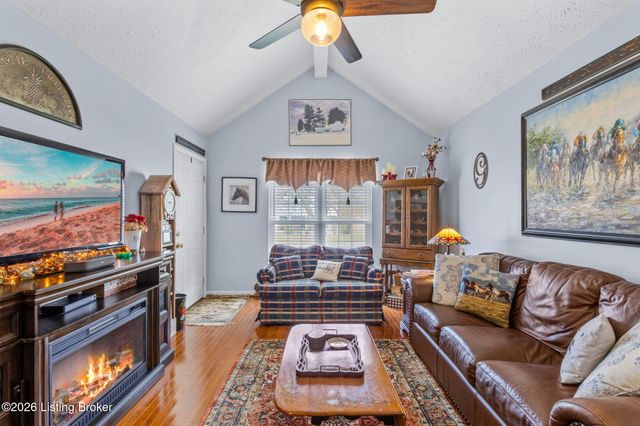 6510 Five Forks Dr, Pewee Valley, KY 40056