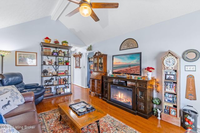 6510 Five Forks Dr, Pewee Valley, KY 40056