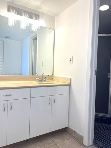 3475 N Country Club Dr 716, Aventura, FL 33180