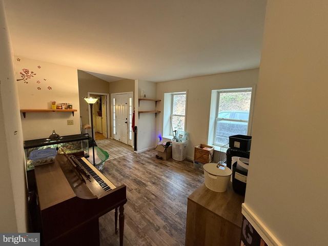 521 NORTHERN SPY DR, Linden, VA 22642