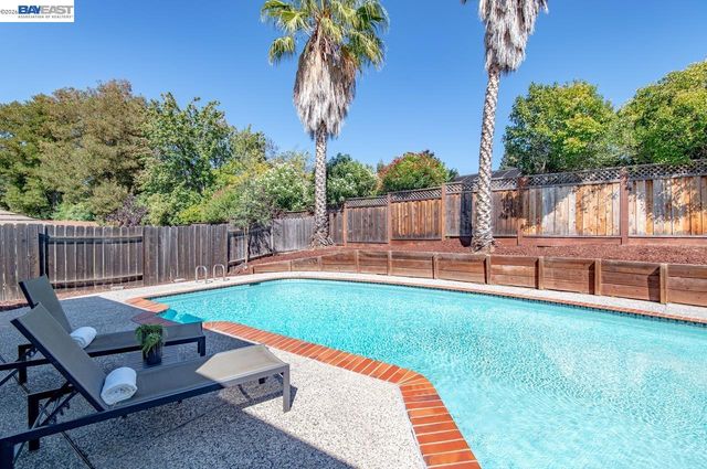 824 Sylvaner Dr, Pleasanton, CA 94566
