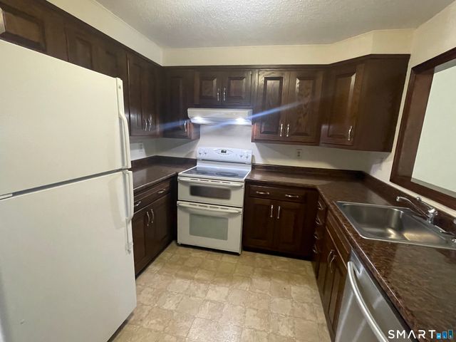 35 Brookside Village 35, Enfield, CT 06082