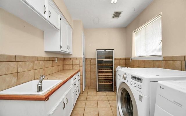 1446 Pirates Cove, Nassau Bay, TX 77058