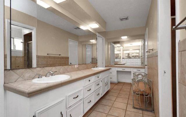 1446 Pirates Cove, Nassau Bay, TX 77058