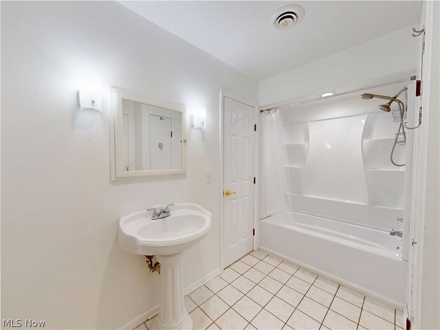 824 S Chillicothe Road 14, Aurora, OH 44202