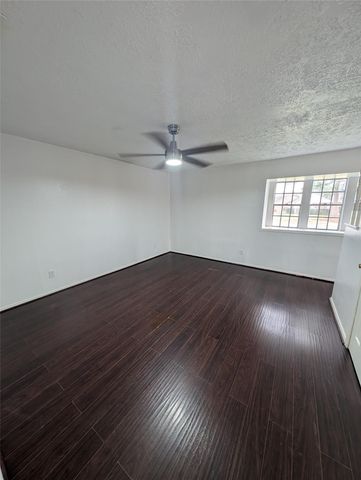 8703 Collingsdale Road, La Porte, TX 77571