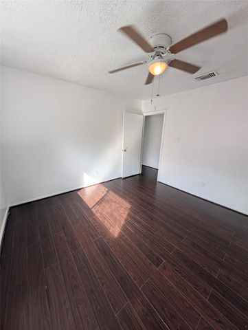 8703 Collingsdale Road, La Porte, TX 77571