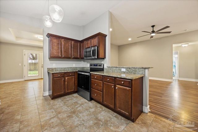 8445 Rynes Cir, Navarre, FL 32566