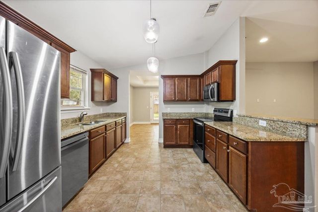 8445 Rynes Cir, Navarre, FL 32566