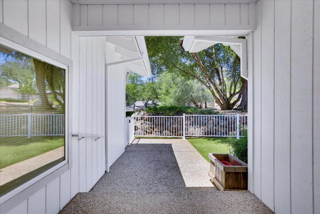 18087 Jayhawk Dr, Penn Valley, CA 95946