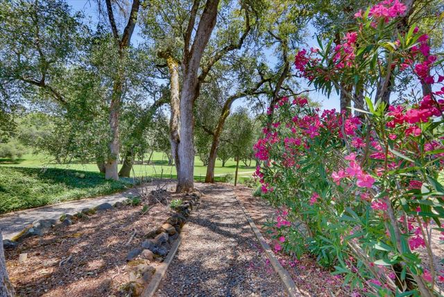 18087 Jayhawk Dr, Penn Valley, CA 95946