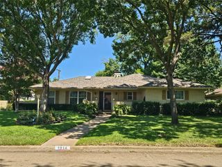 1914 Surrey Circle, Grand Prairie, TX 75050