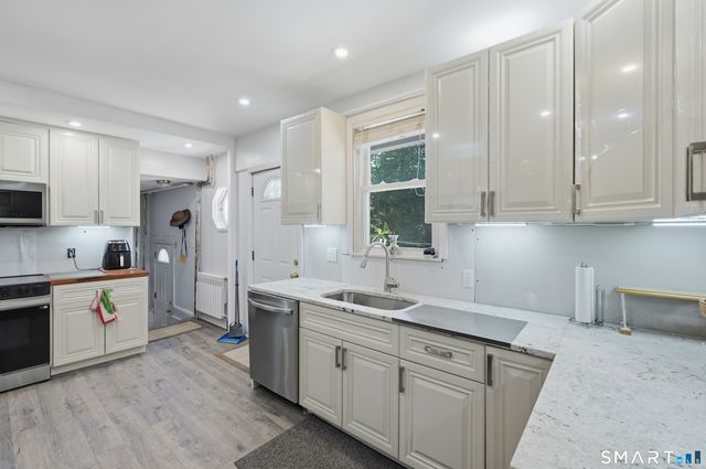 29 Woodland Avenue, Bloomfield, CT 06002