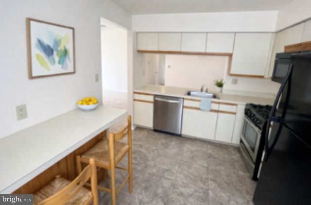 116-B THORNWOOD DR, Mount Laurel, NJ 08054