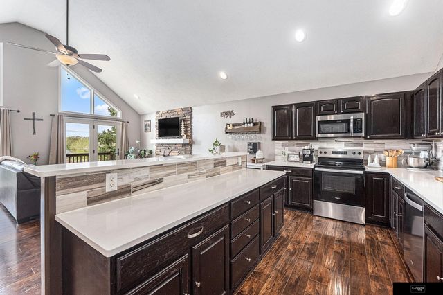 823 Beaver Lake Boulevard, Plattsmouth, NE 68048