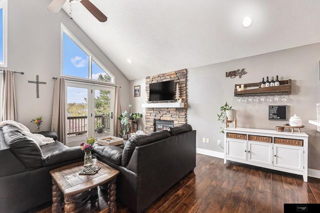 823 Beaver Lake Boulevard, Plattsmouth, NE 68048