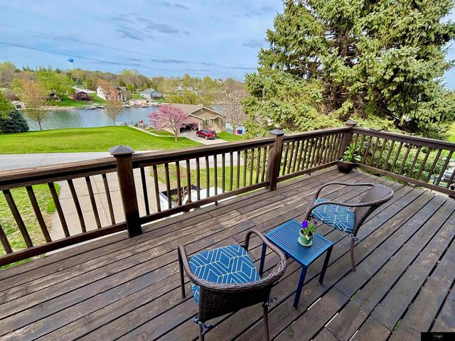 823 Beaver Lake Boulevard, Plattsmouth, NE 68048