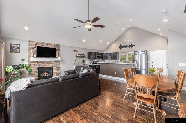 823 Beaver Lake Boulevard, Plattsmouth, NE 68048