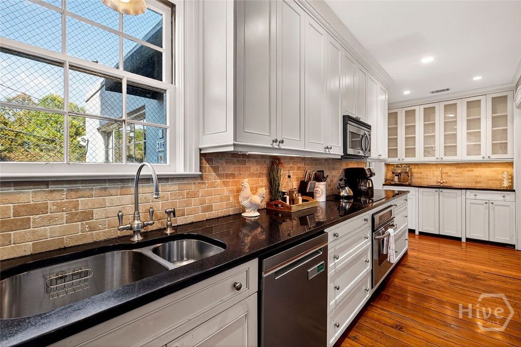 Image 11 of property listing at 208 E Liberty Street, Savannah, GA 31401