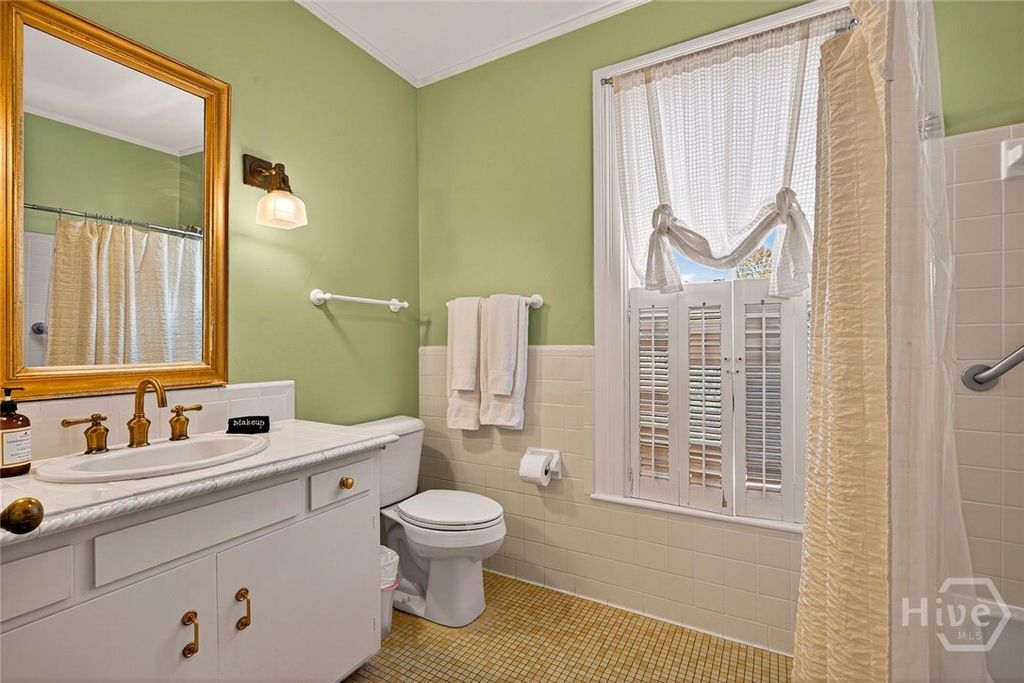 Image 27 of property listing at 208 E Liberty Street, Savannah, GA 31401