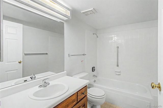 2868 S Heather Gardens Way 210, Aurora, CO 80014