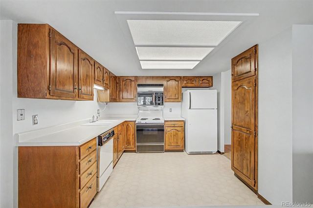 2868 S Heather Gardens Way 210, Aurora, CO 80014