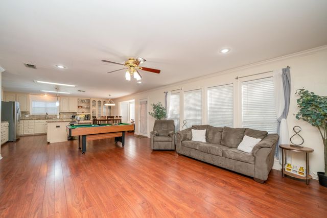 61 S Pebble Creek Drive, Longview, TX 75605