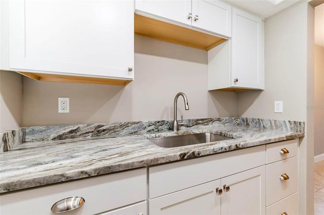 1221 DREW STREET B9, Clearwater, FL 33755