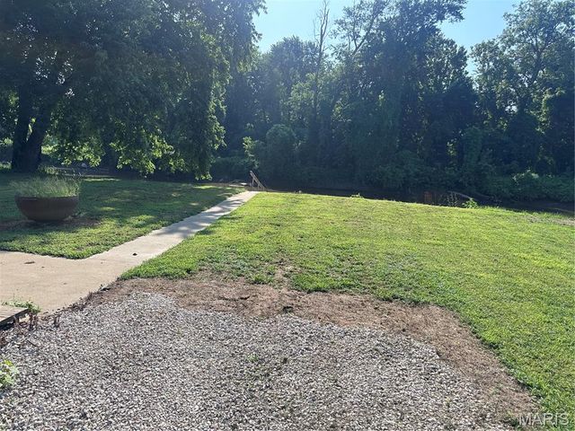 72 S River Road, Elsberry, MO 63343