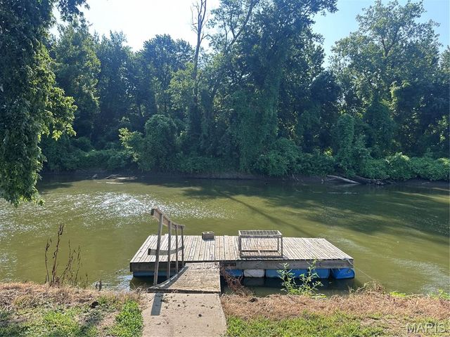 72 S River Road, Elsberry, MO 63343