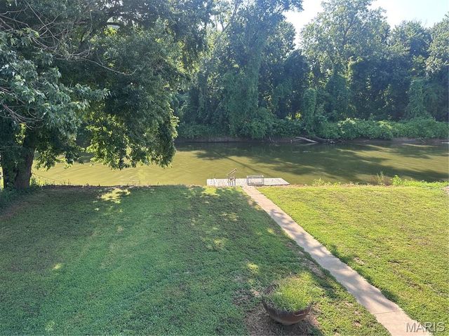 72 S River Road, Elsberry, MO 63343